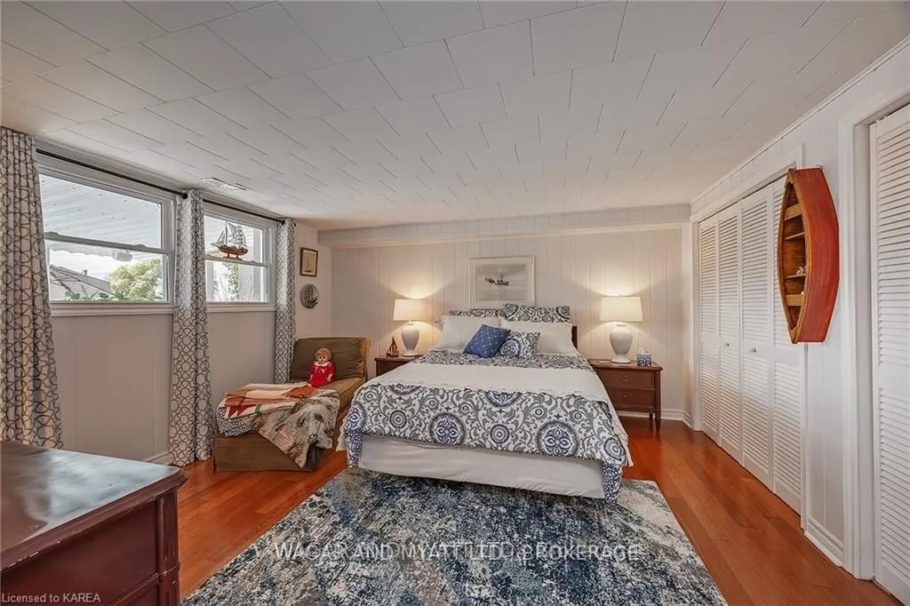 372 Dundas Street W