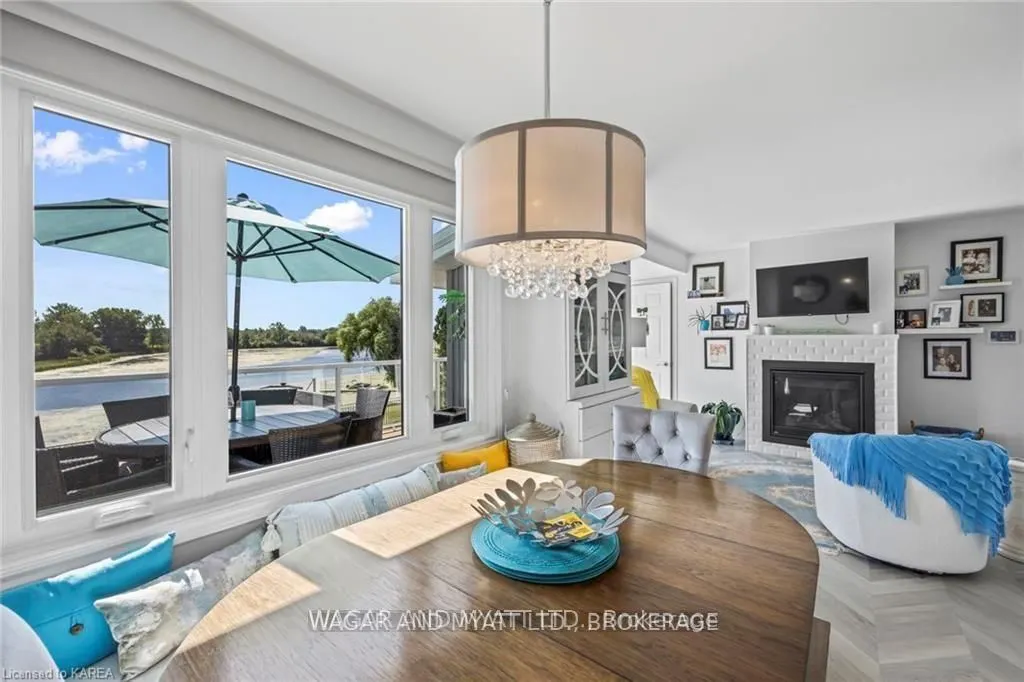372 Dundas Street W