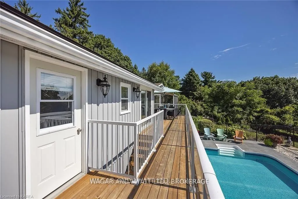 372 Dundas Street W