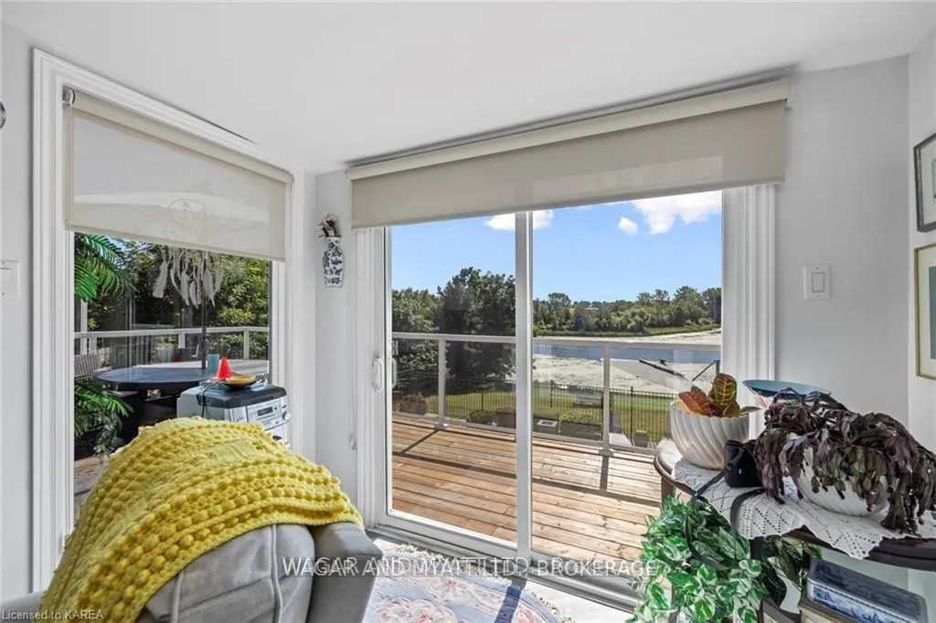 372 Dundas Street W