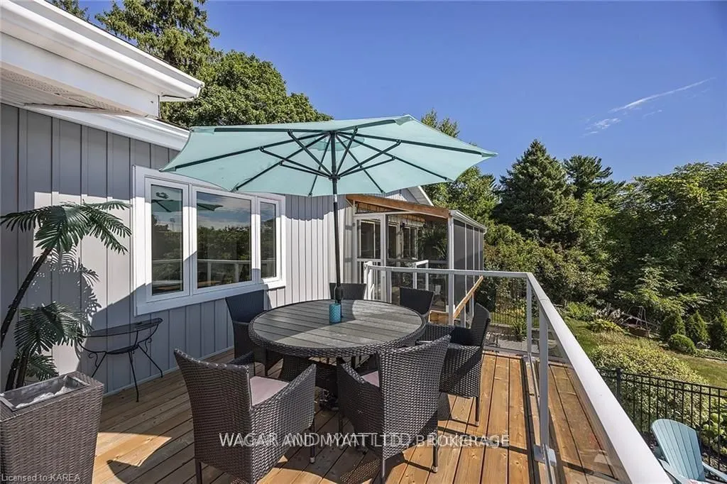372 Dundas Street W