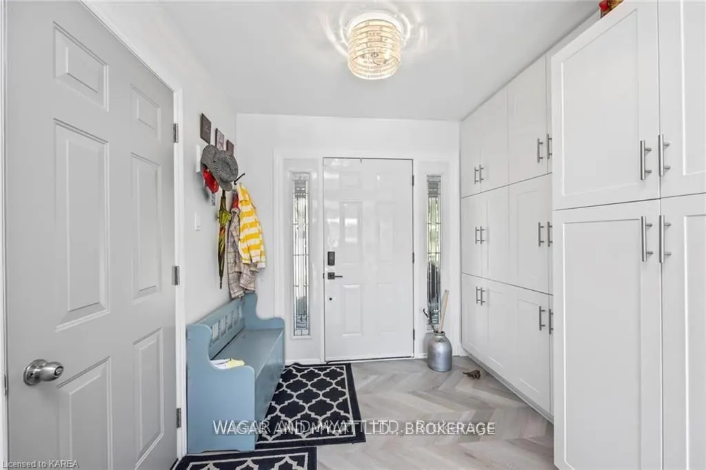 372 Dundas Street W