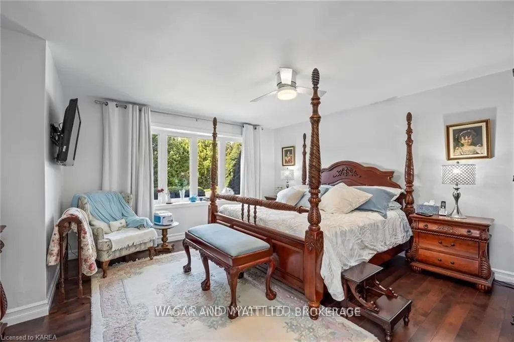 372 Dundas Street W
