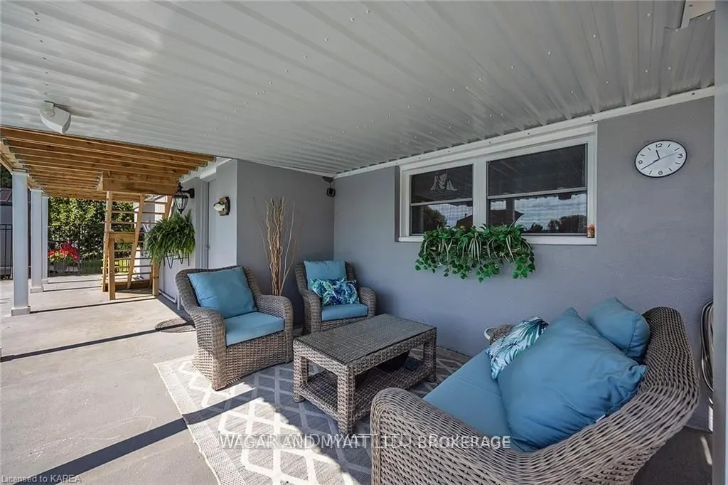 372 Dundas Street W