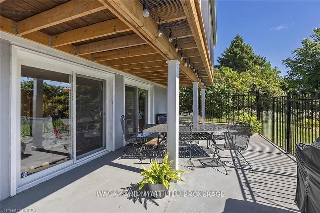 372 Dundas Street W