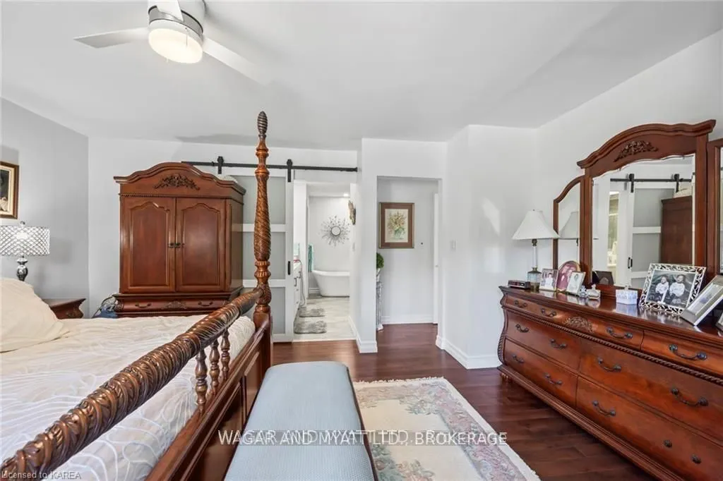 372 Dundas Street W
