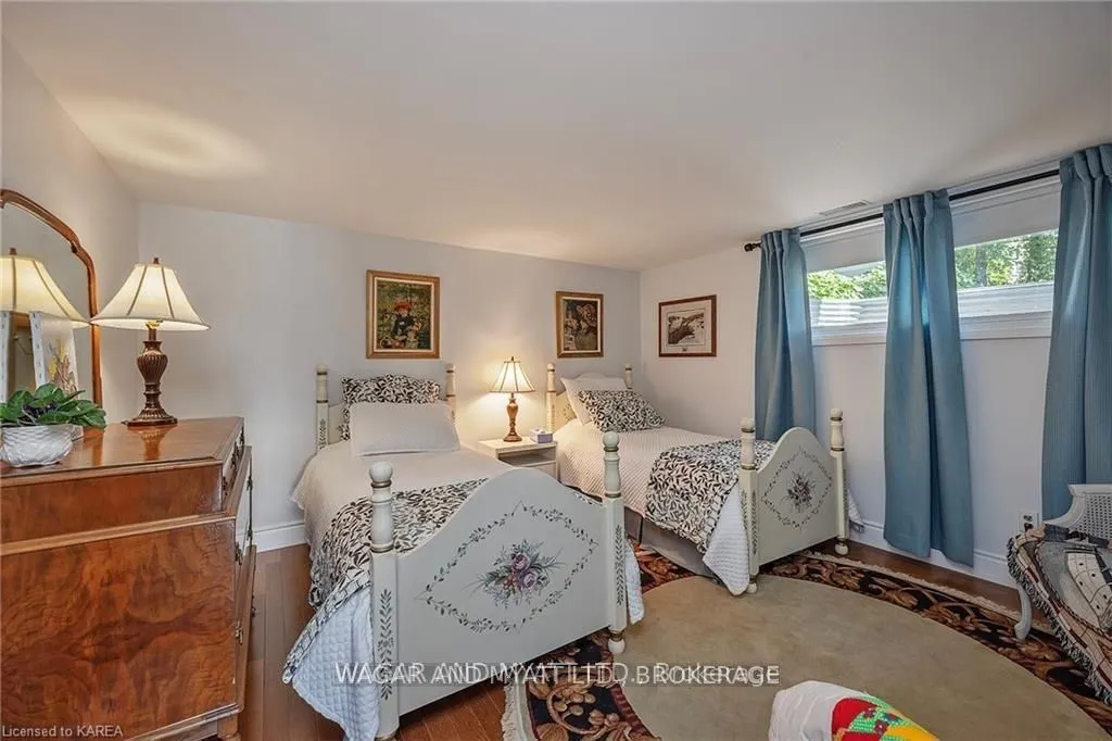 372 Dundas Street W