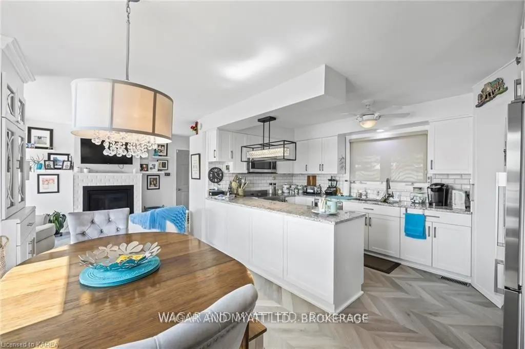 372 Dundas Street W