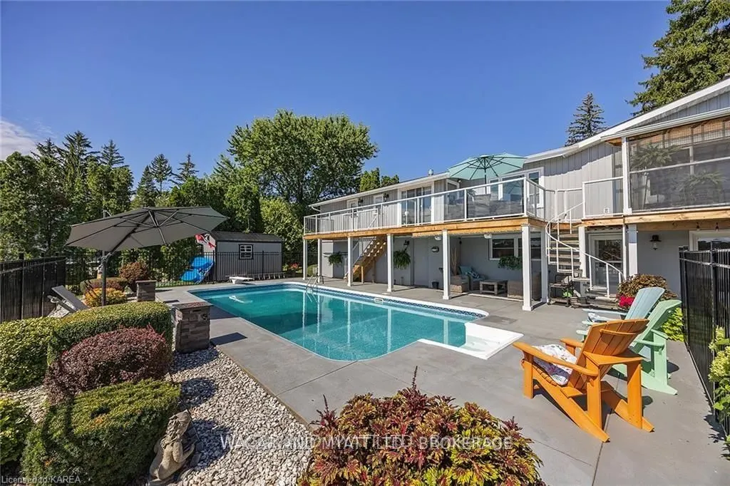 372 Dundas Street W