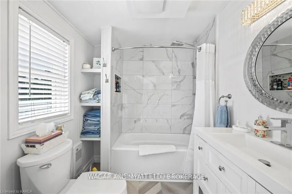 372 Dundas Street W