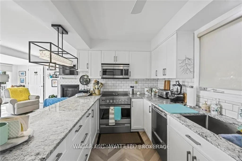 372 Dundas Street W