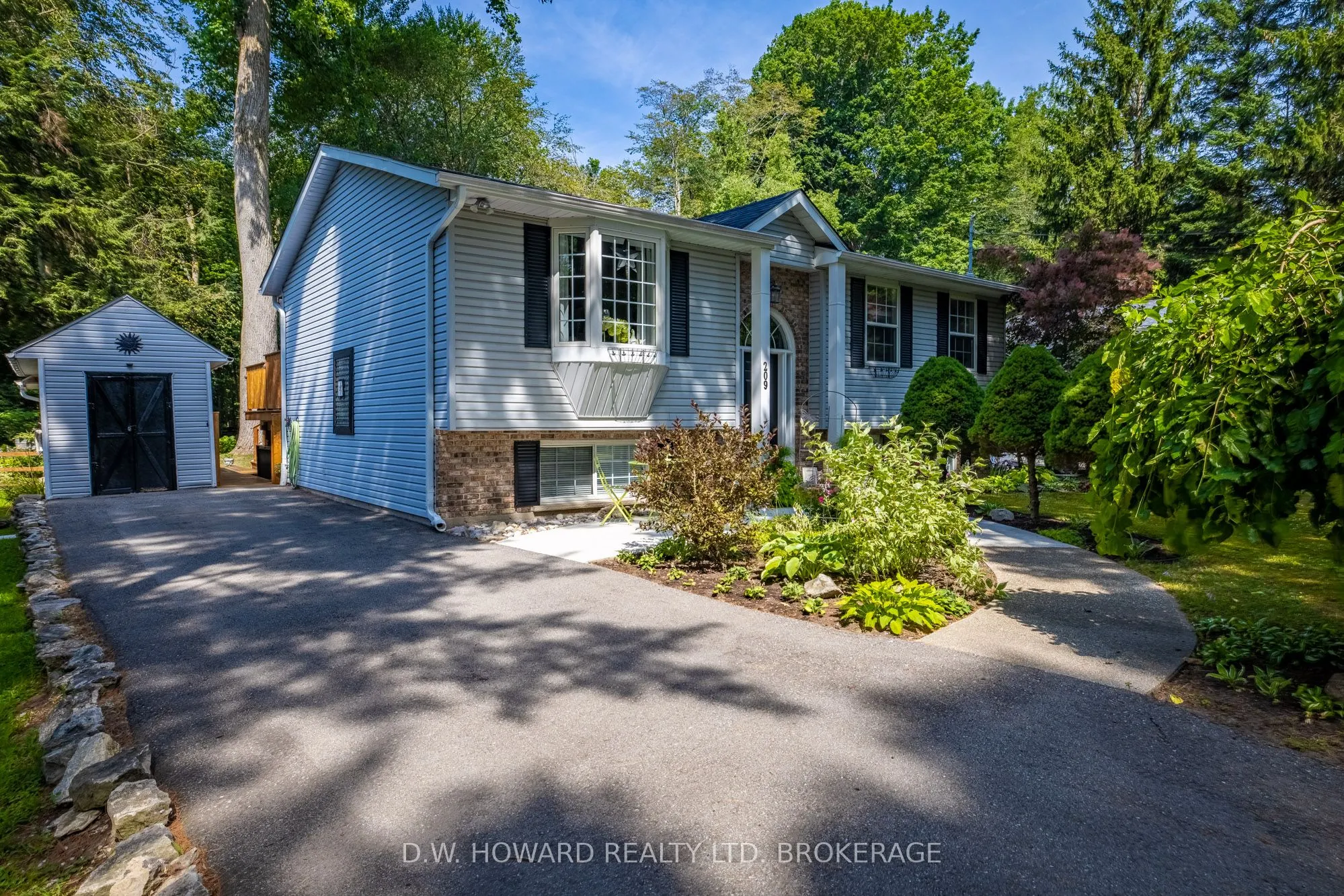 209 Maple Leaf Avenue N