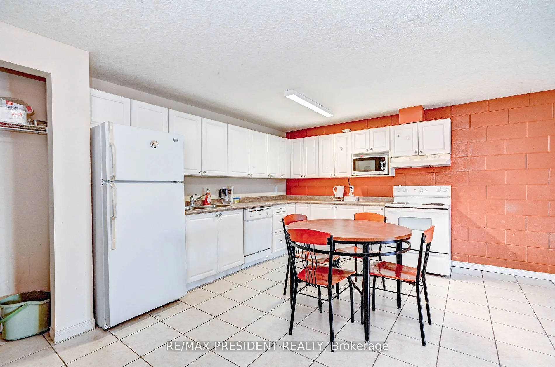 261 Lester Street, #504