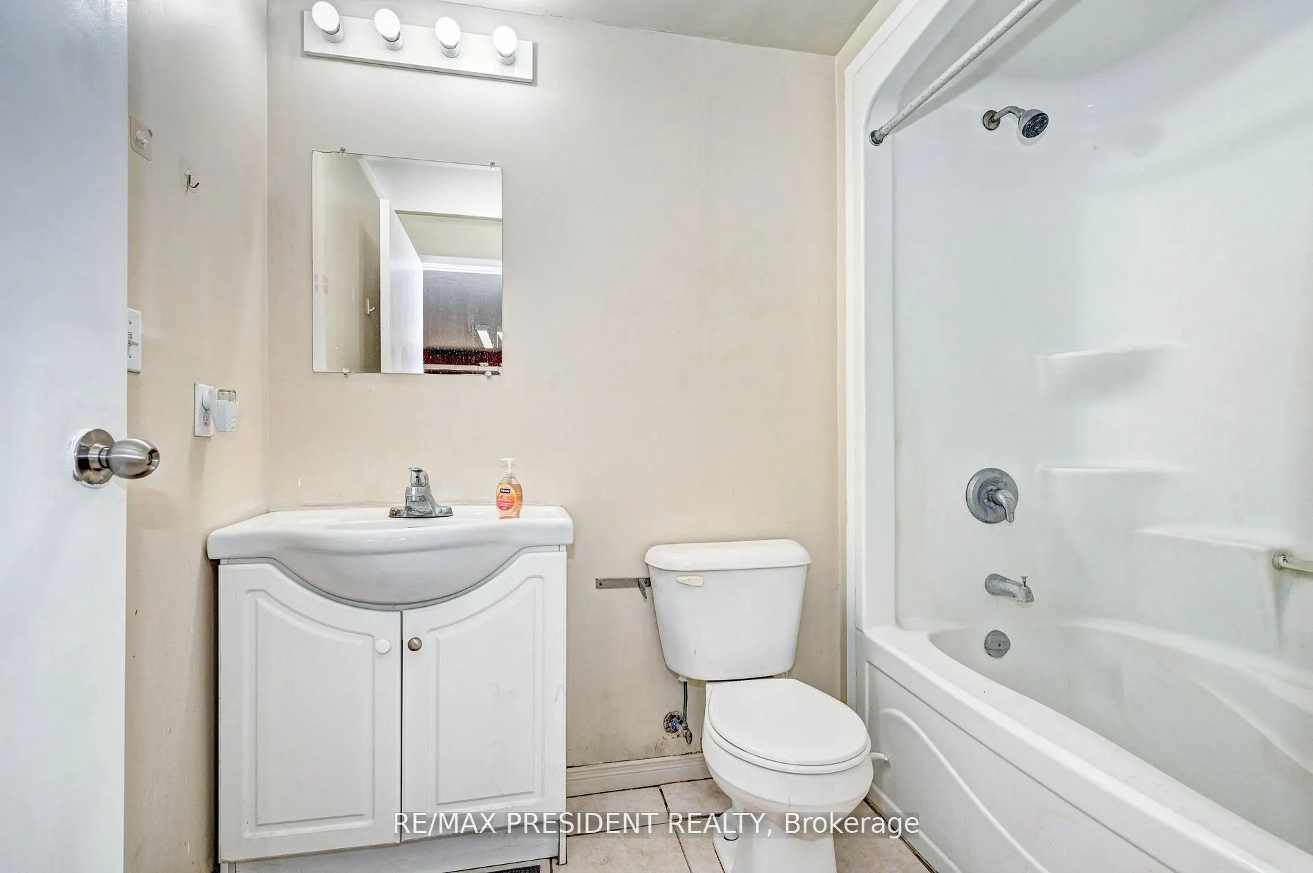 261 Lester Street, #504