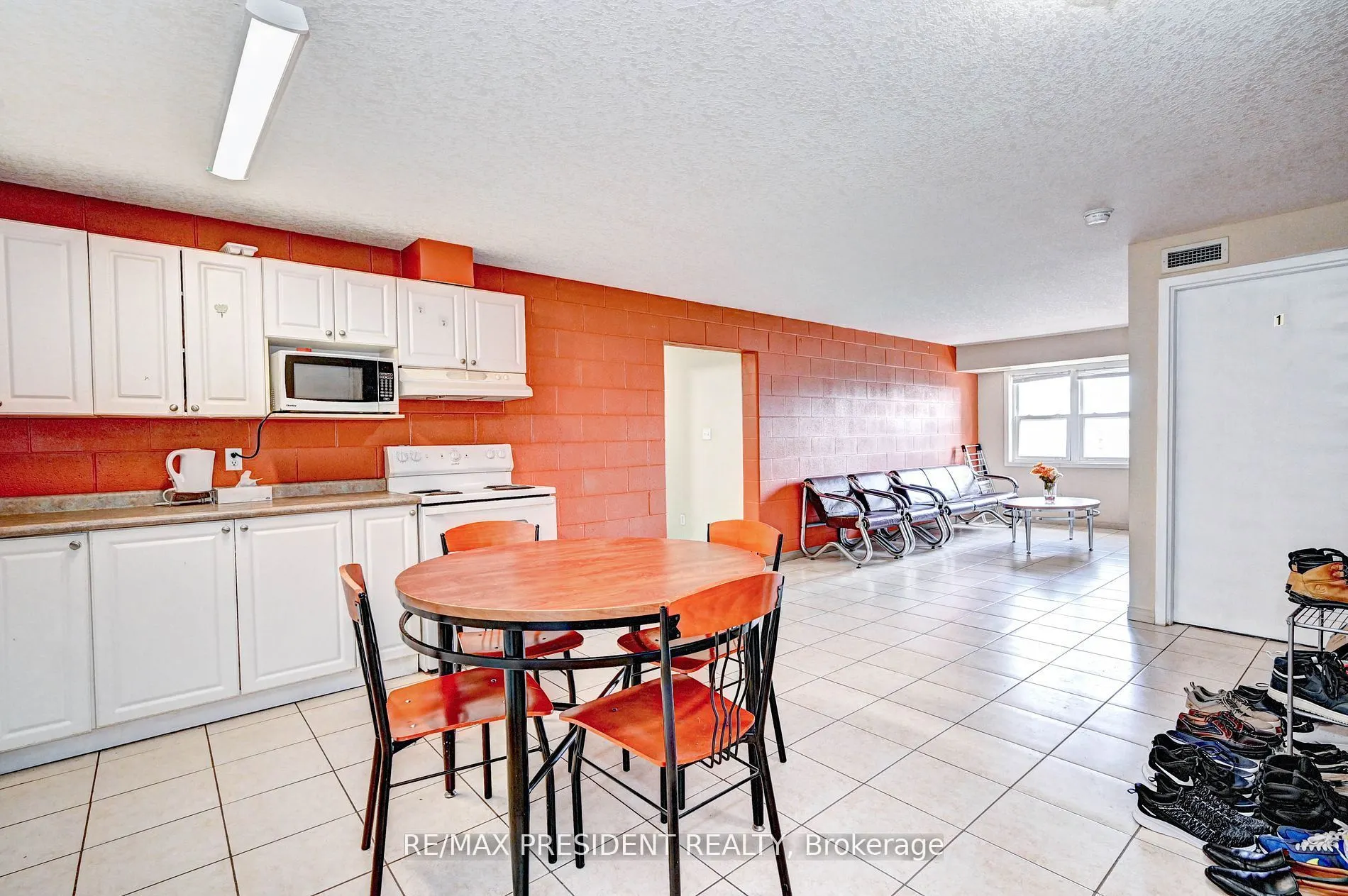 261 Lester Street, #504