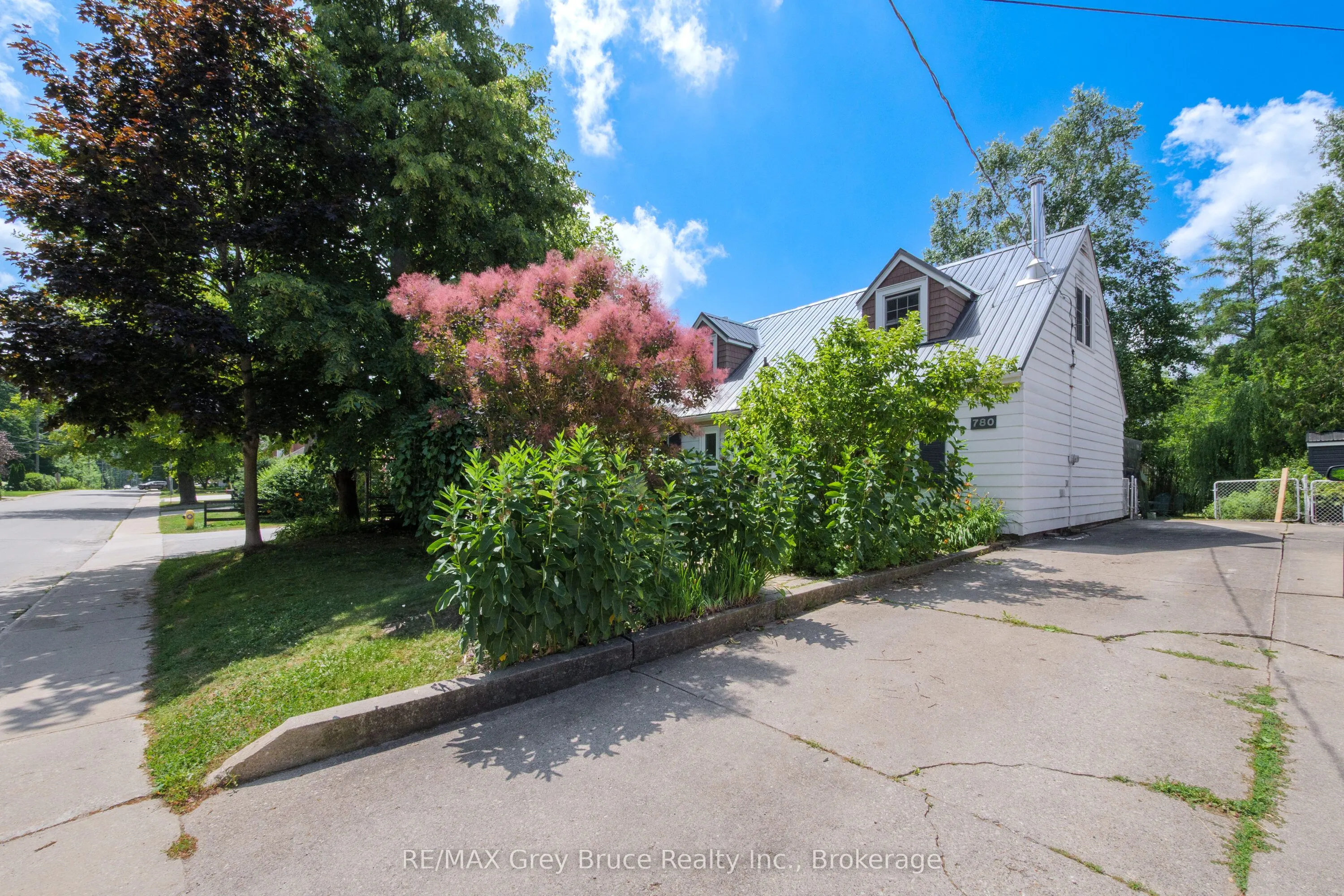 780 4th Avenue W