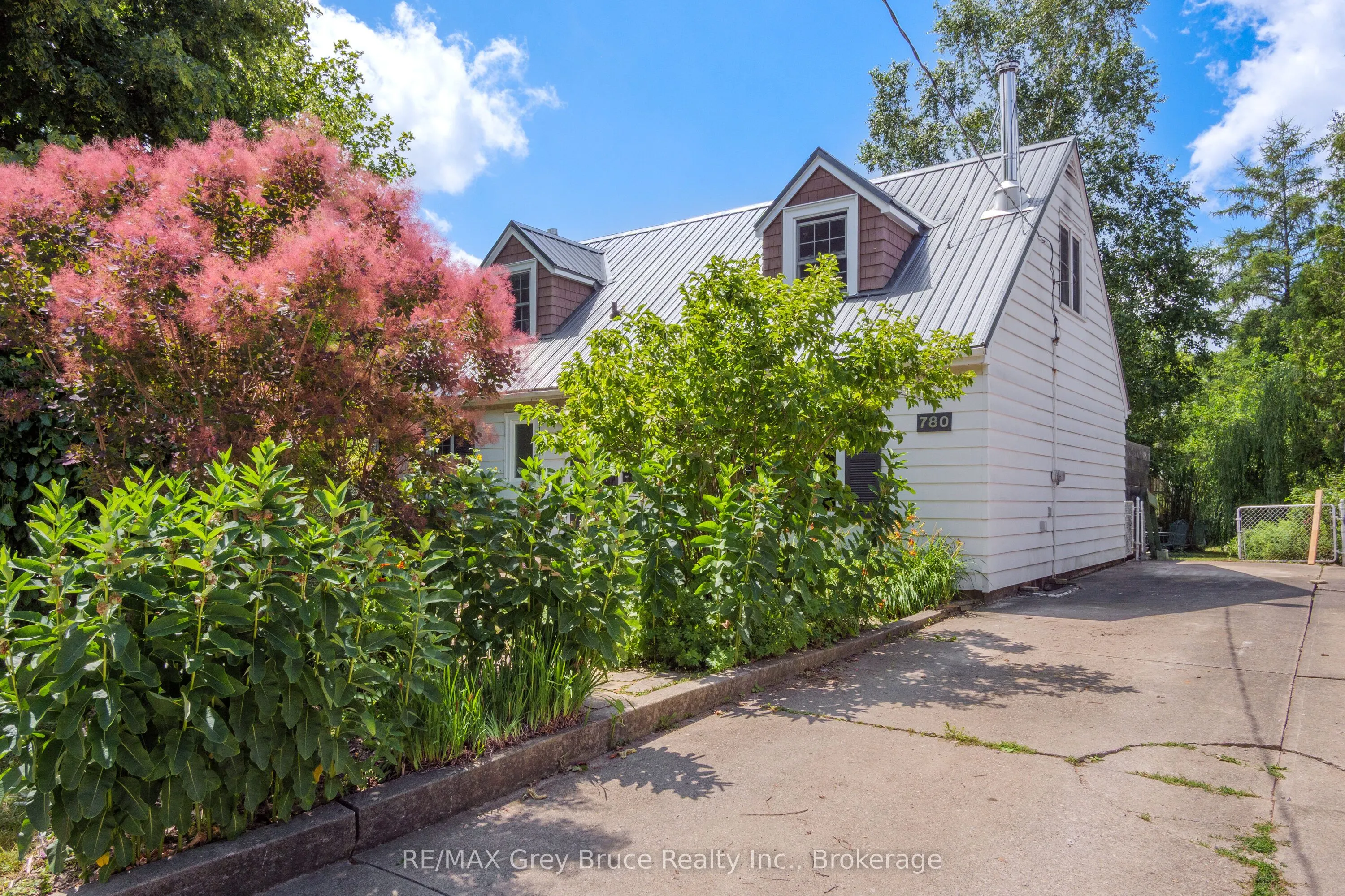780 4th Avenue W