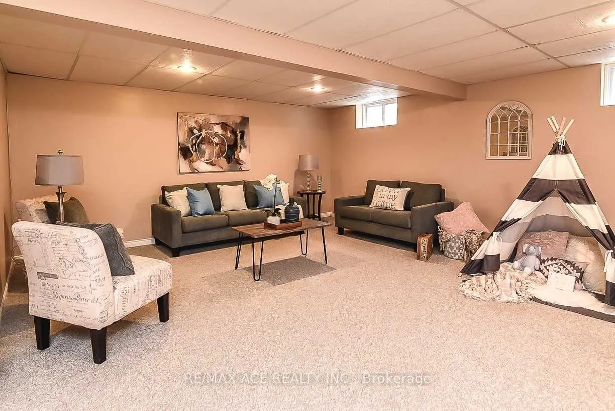 23 Woodsview Avenue