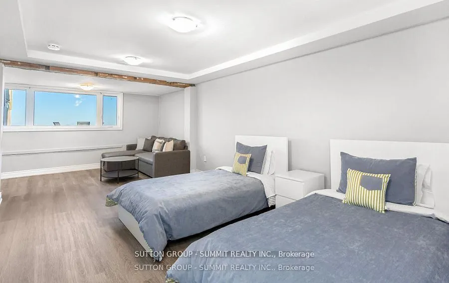 18 1/2 Lakeshore Drive