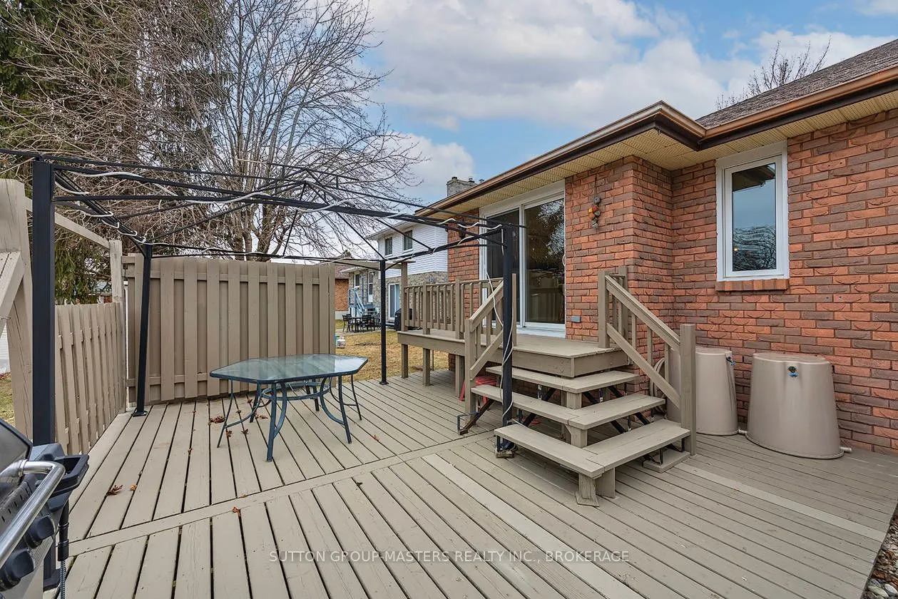 984 Ambleside Crescent
