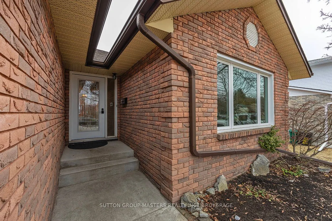 984 Ambleside Crescent