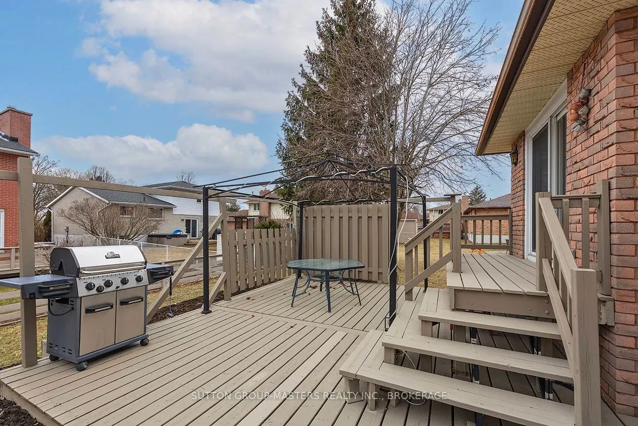984 Ambleside Crescent