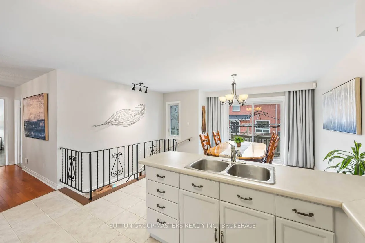 984 Ambleside Crescent