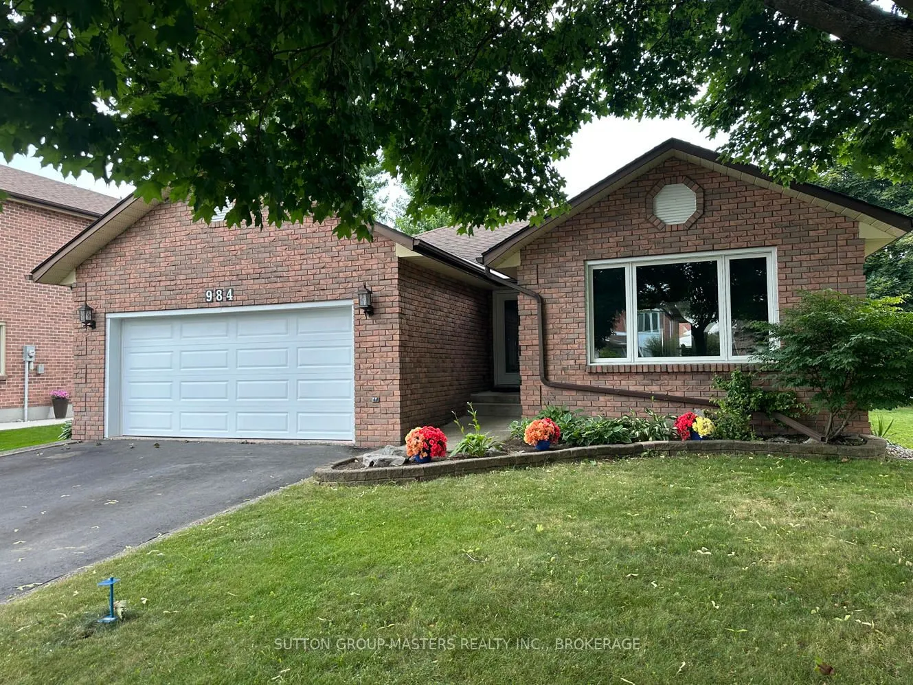 984 Ambleside Crescent
