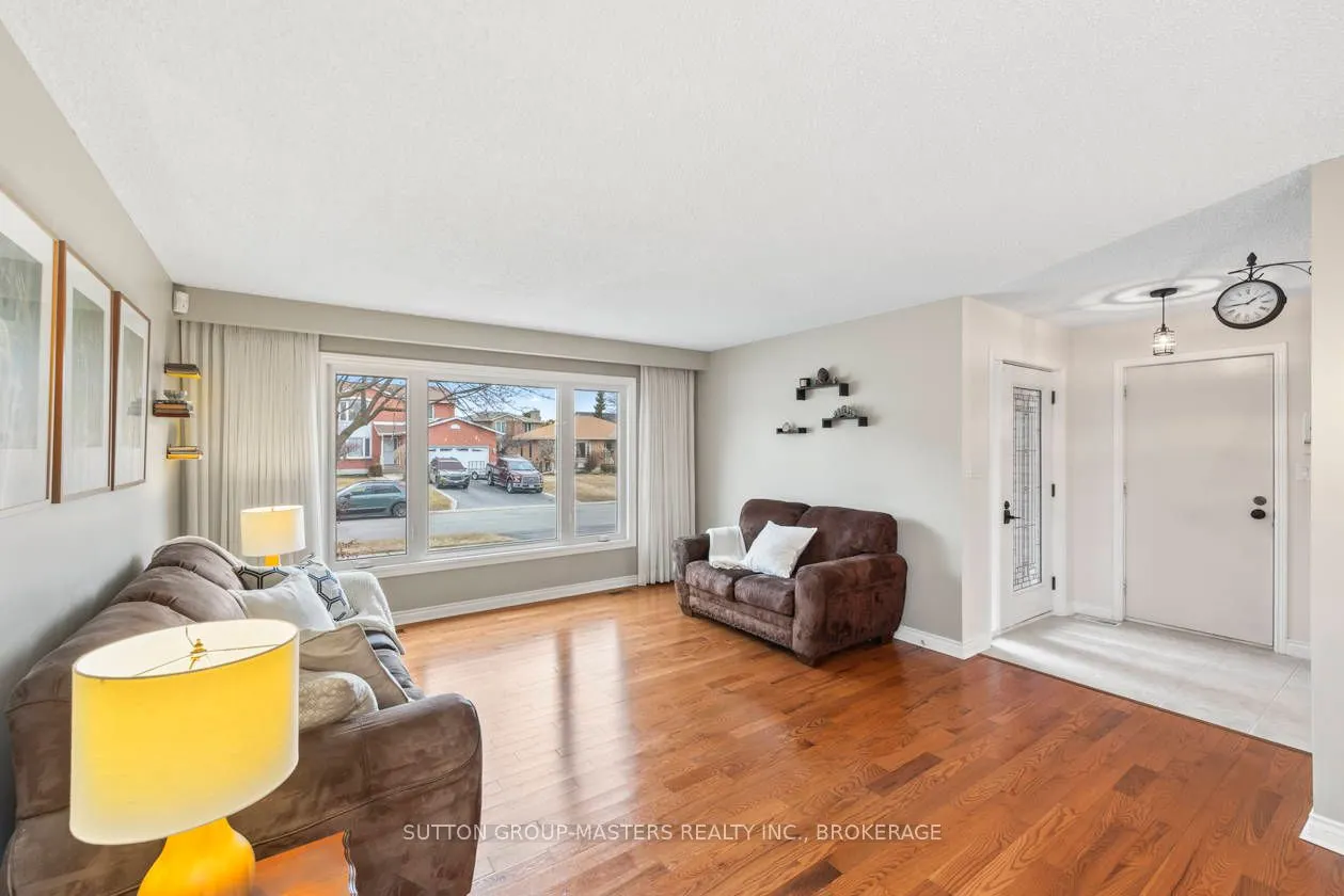 984 Ambleside Crescent