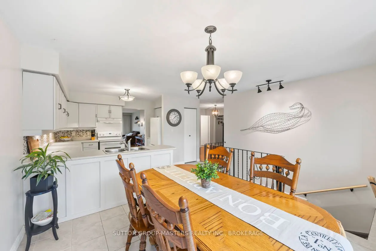 984 Ambleside Crescent