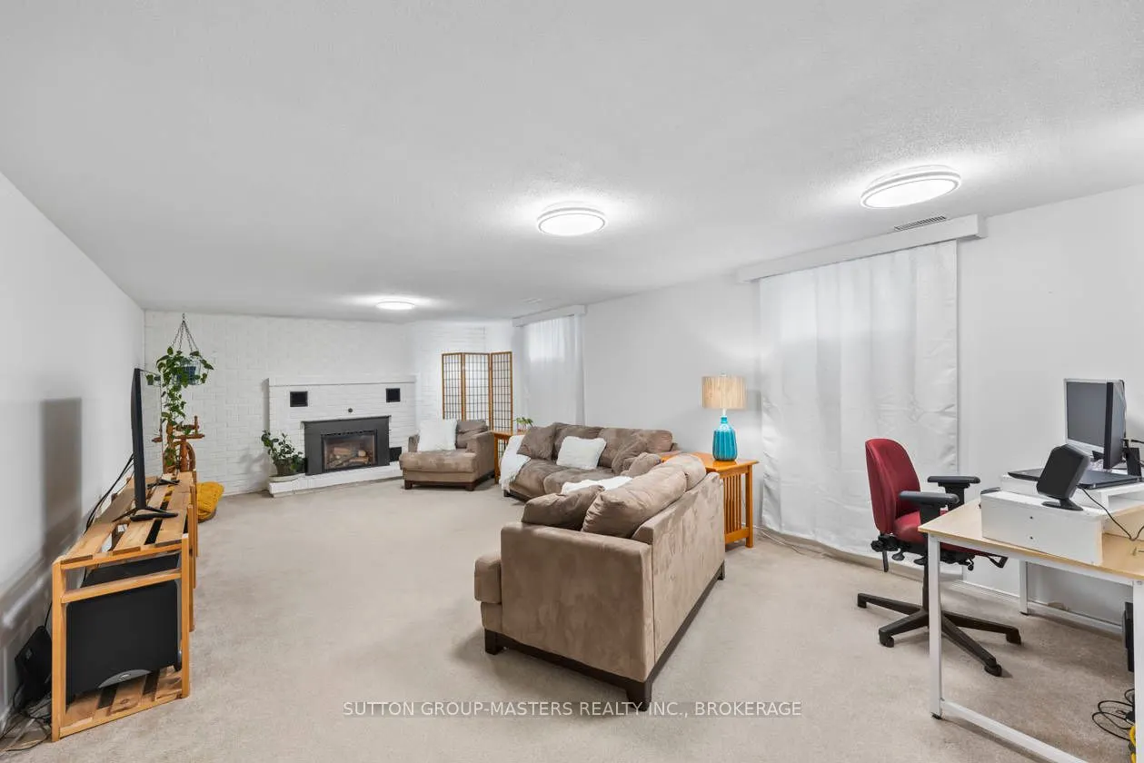 984 Ambleside Crescent