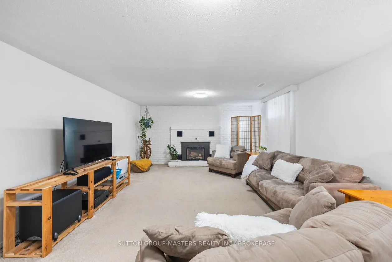 984 Ambleside Crescent