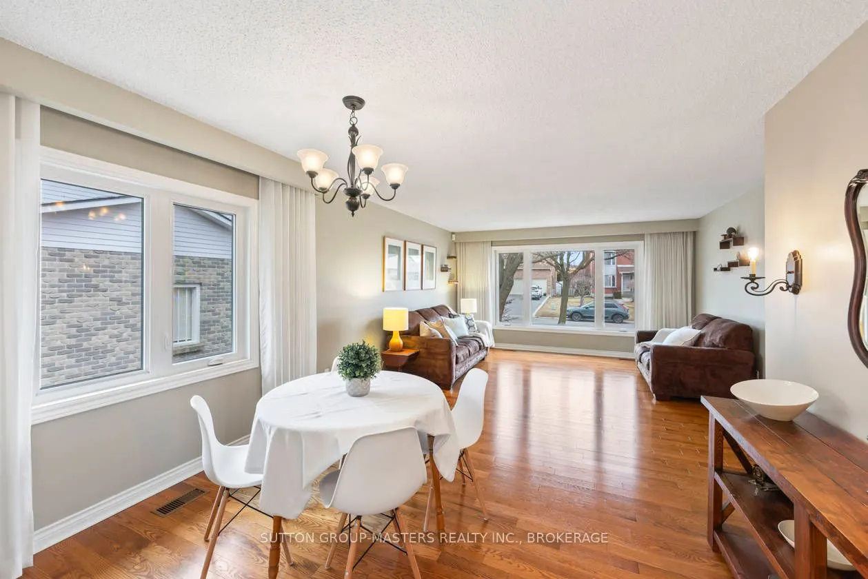984 Ambleside Crescent