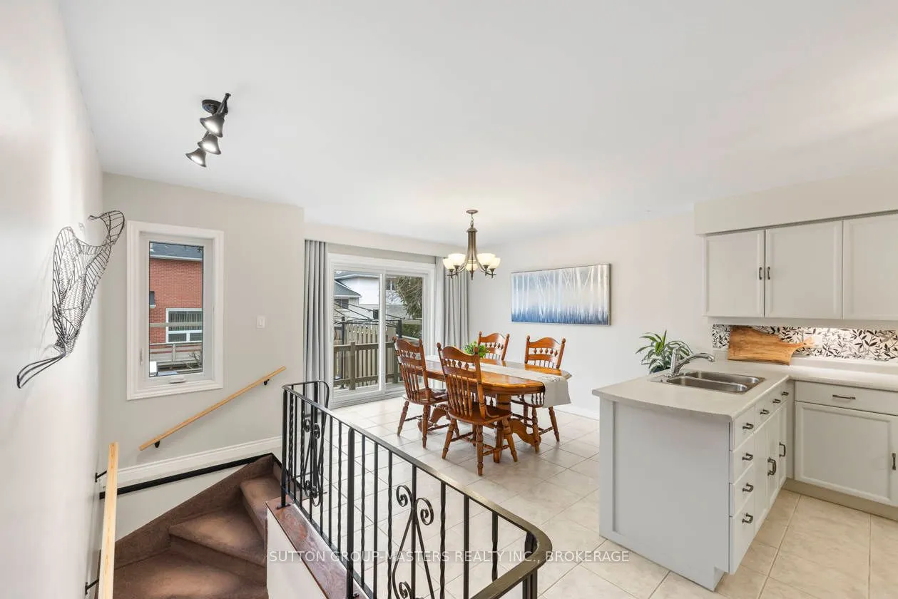 984 Ambleside Crescent