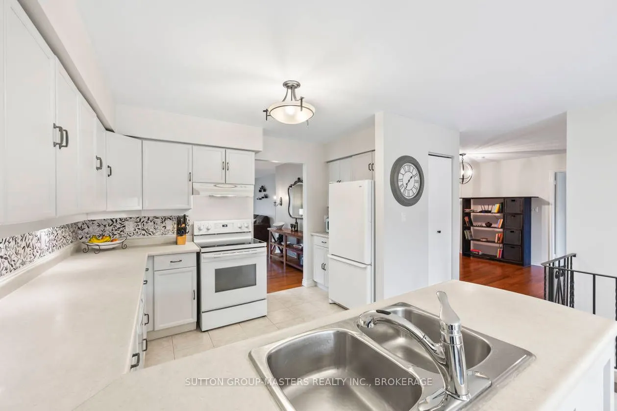 984 Ambleside Crescent