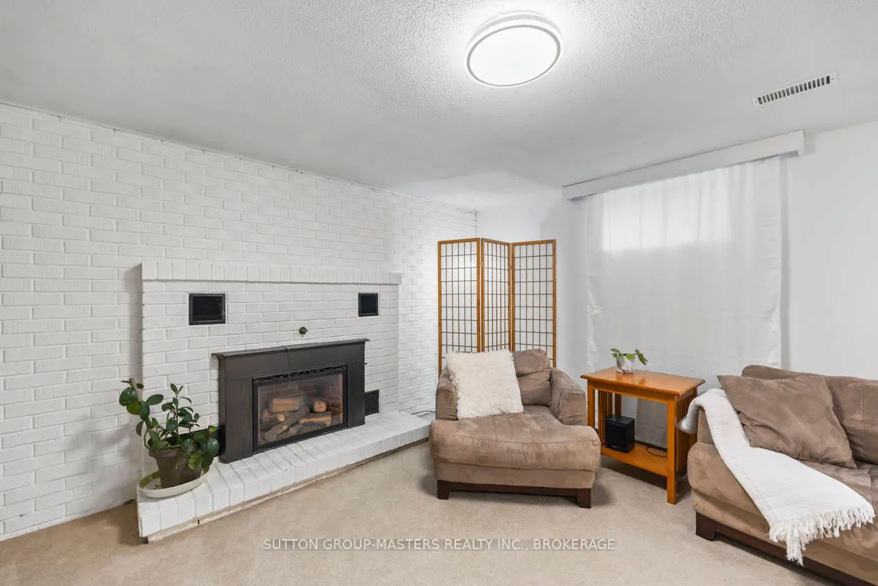 984 Ambleside Crescent
