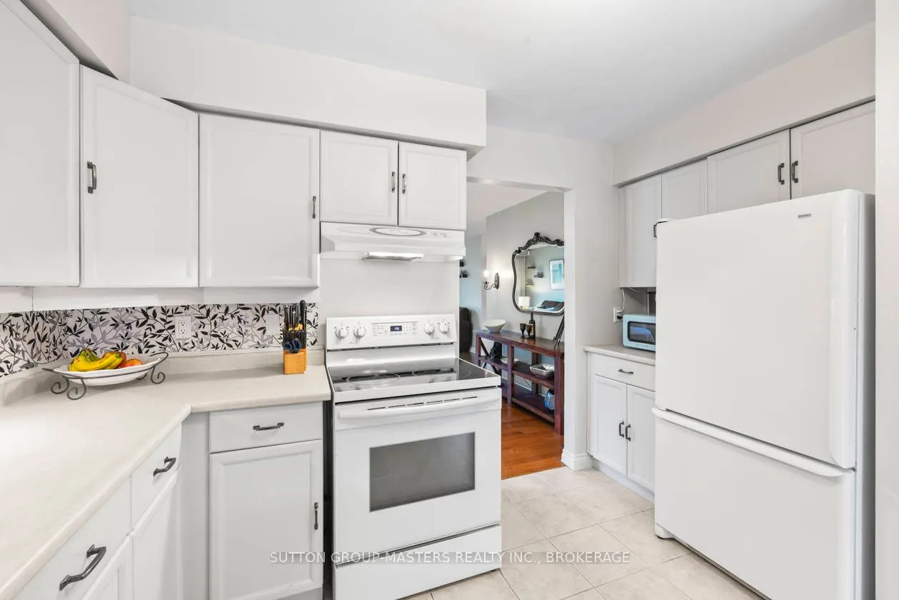 984 Ambleside Crescent