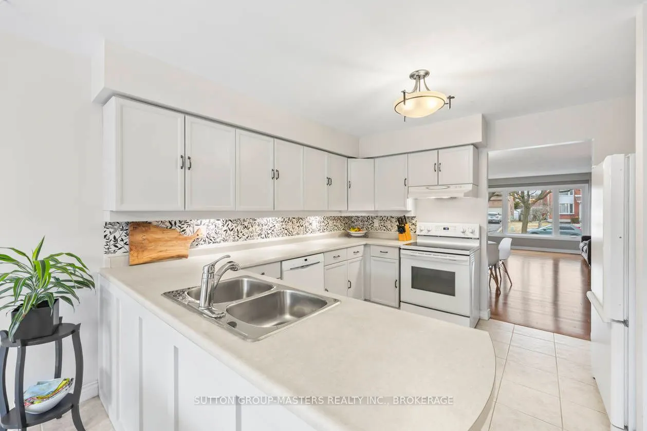 984 Ambleside Crescent