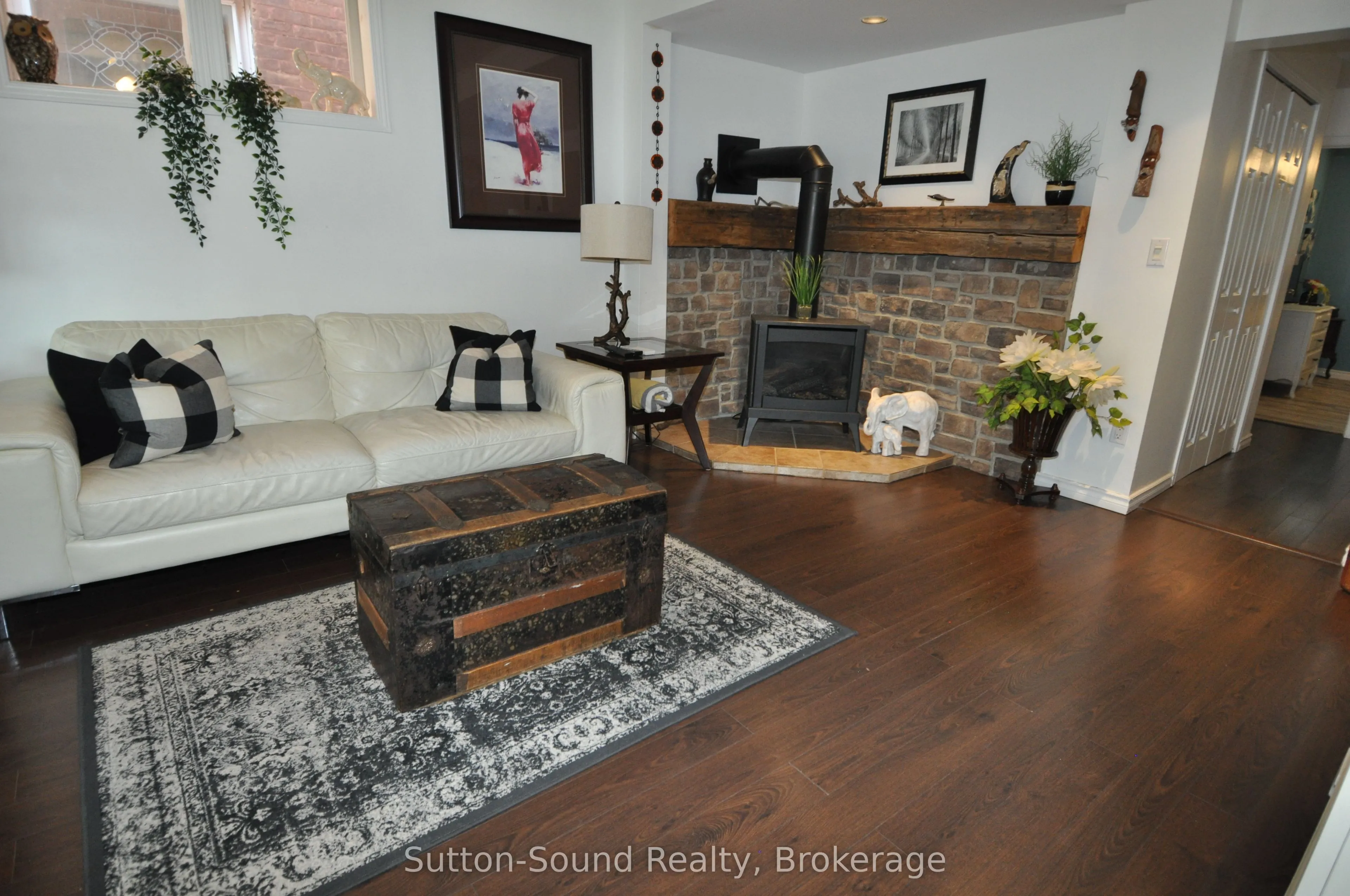 247 6th Street E