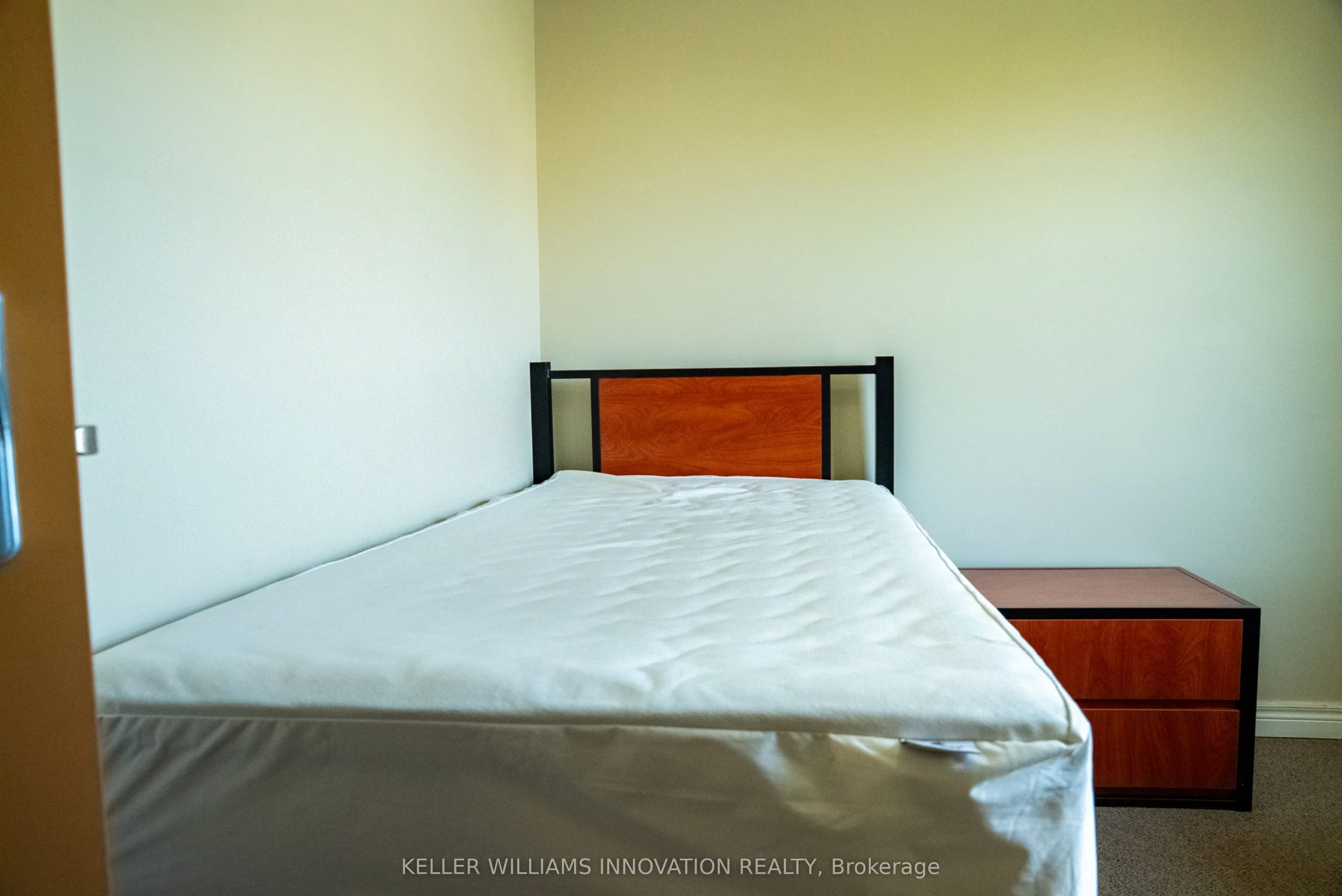 253 Lester Street, #8