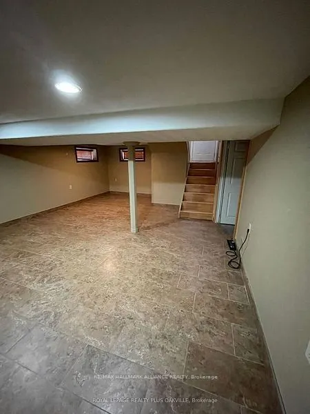22 Bevan Court W