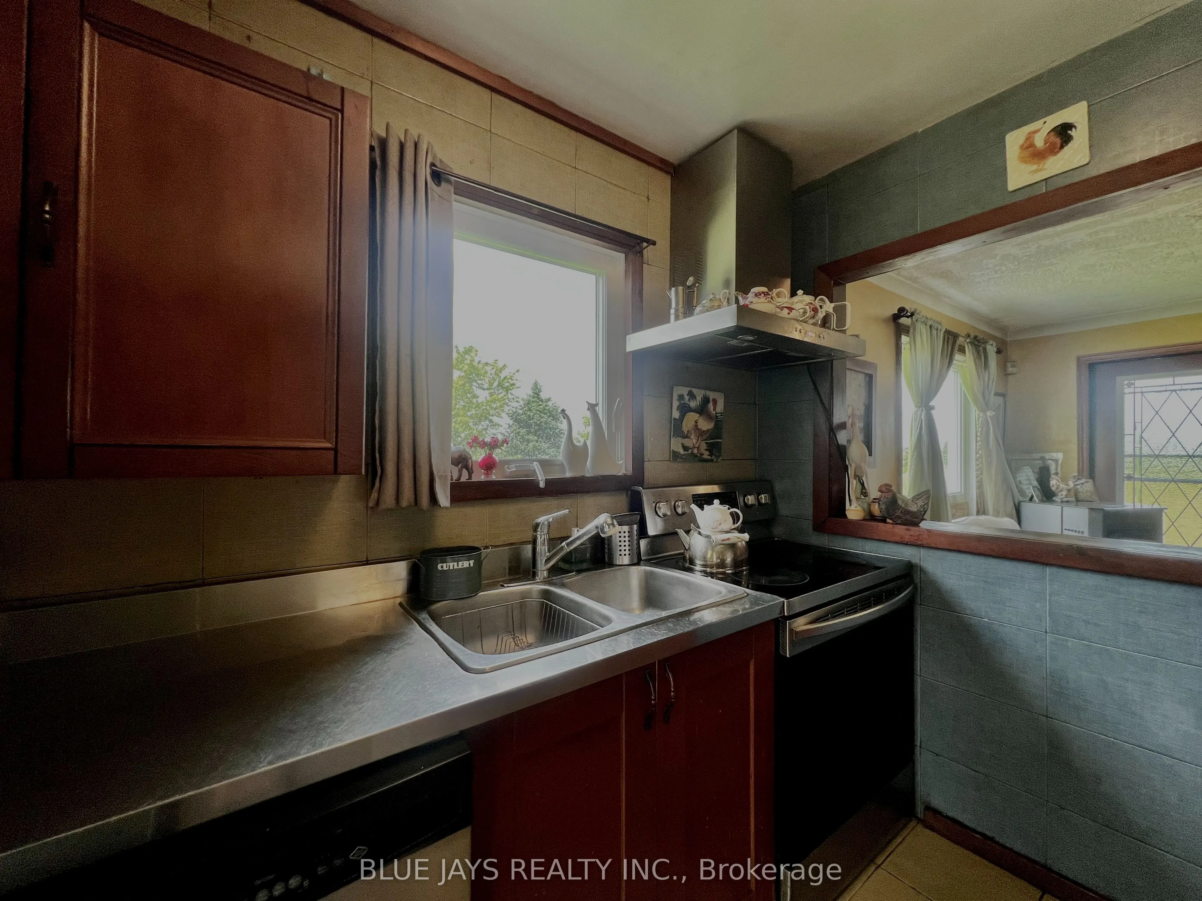 642421 270 Sideroad Road W