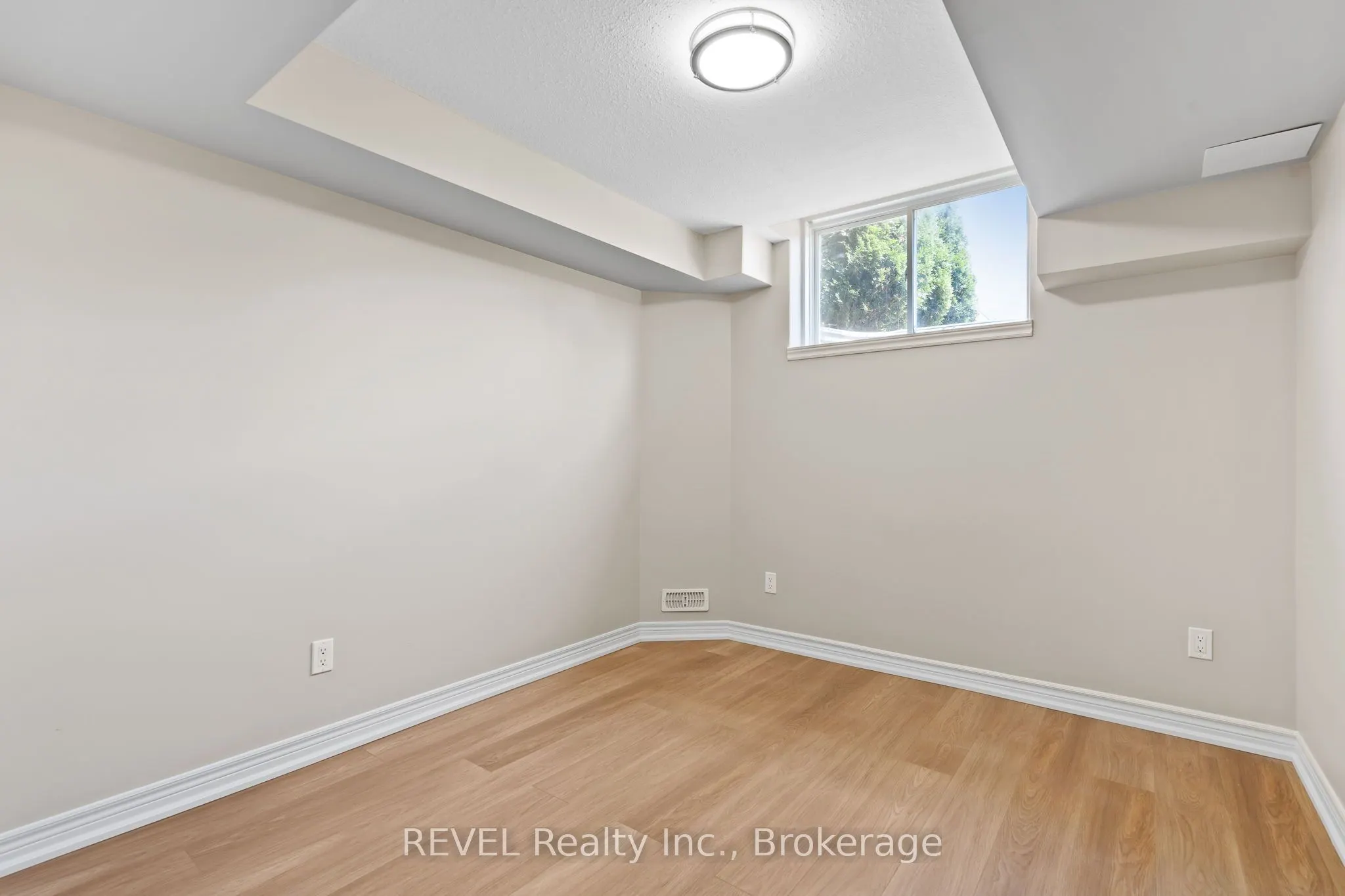 124 Roselawn Crescent