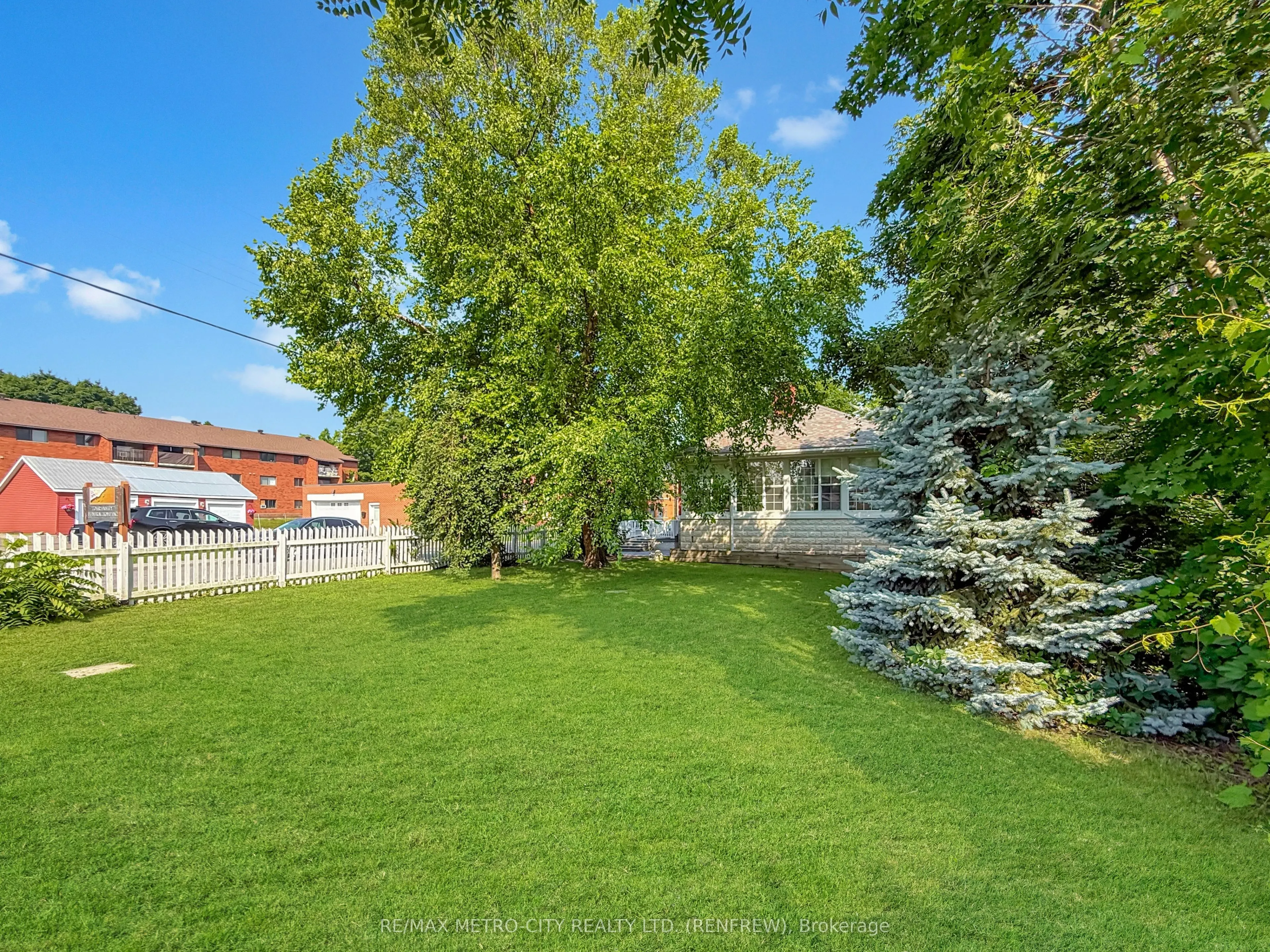 19 Lorne Street S