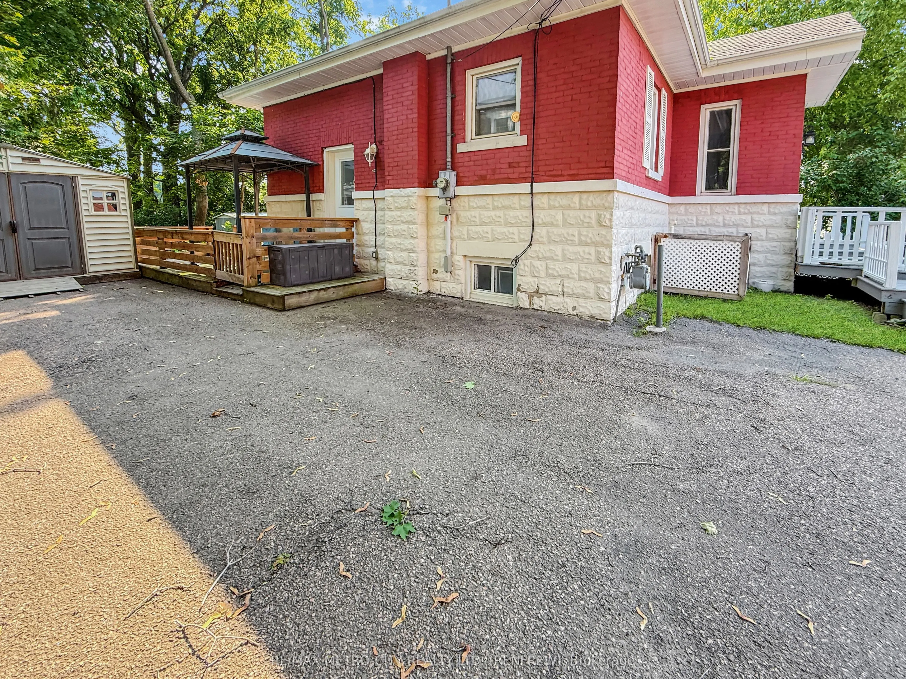 19 Lorne Street S