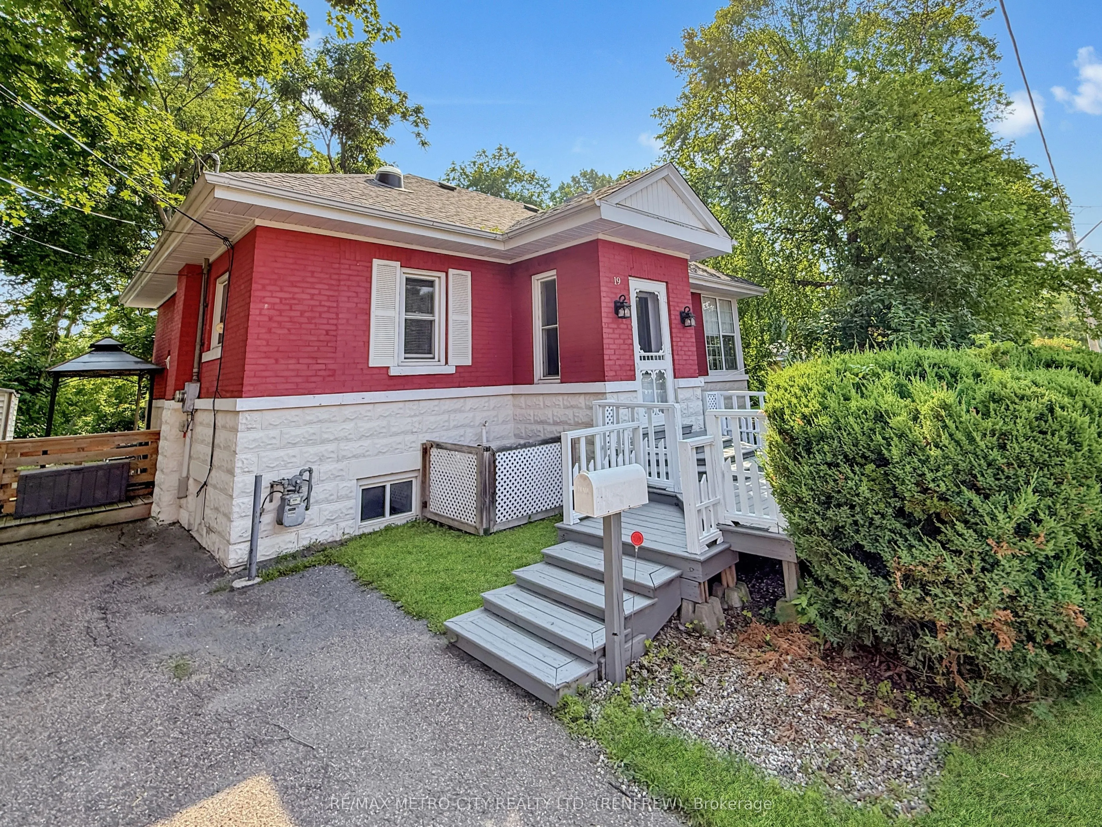 19 Lorne Street S