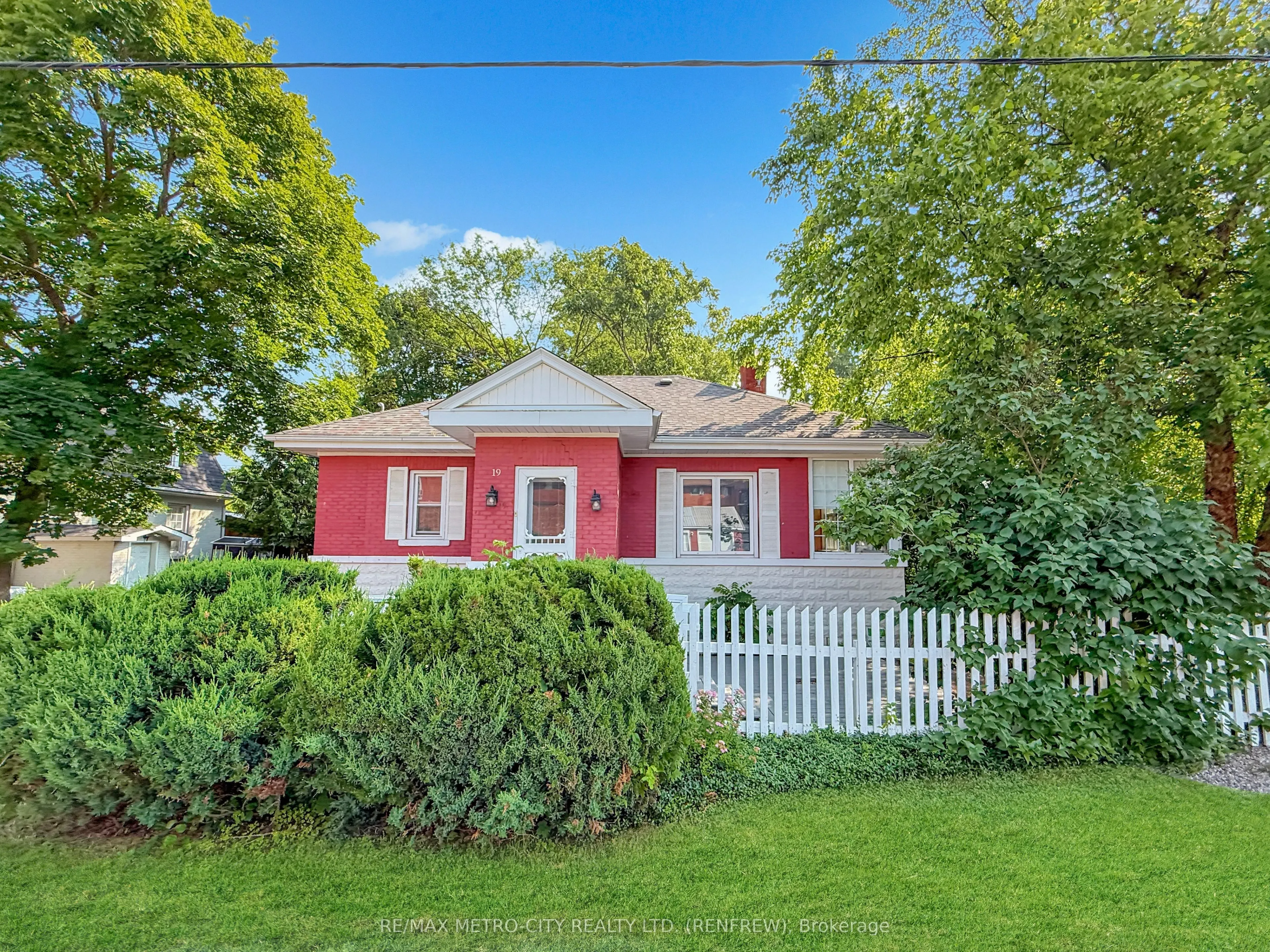 19 Lorne Street S