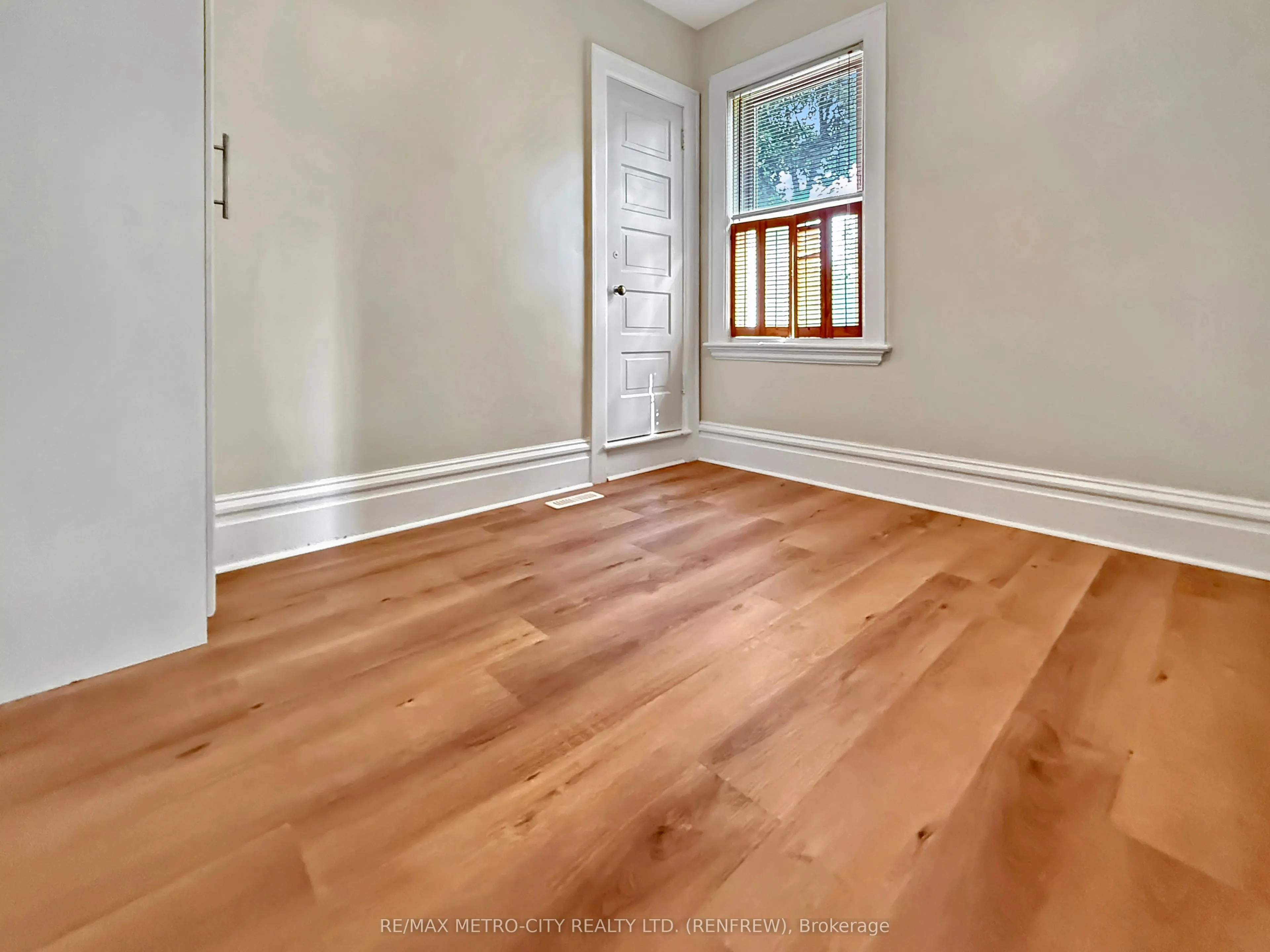 19 Lorne Street S