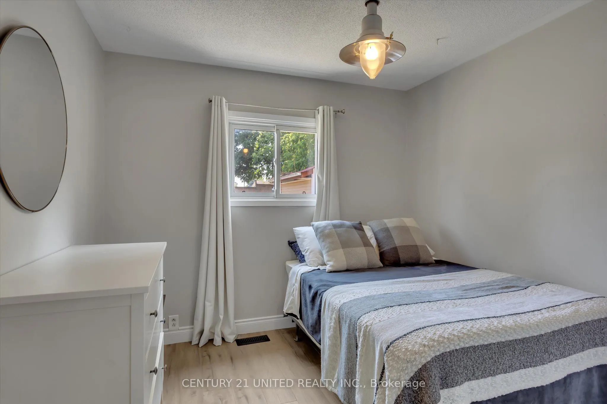 86 Division Street E