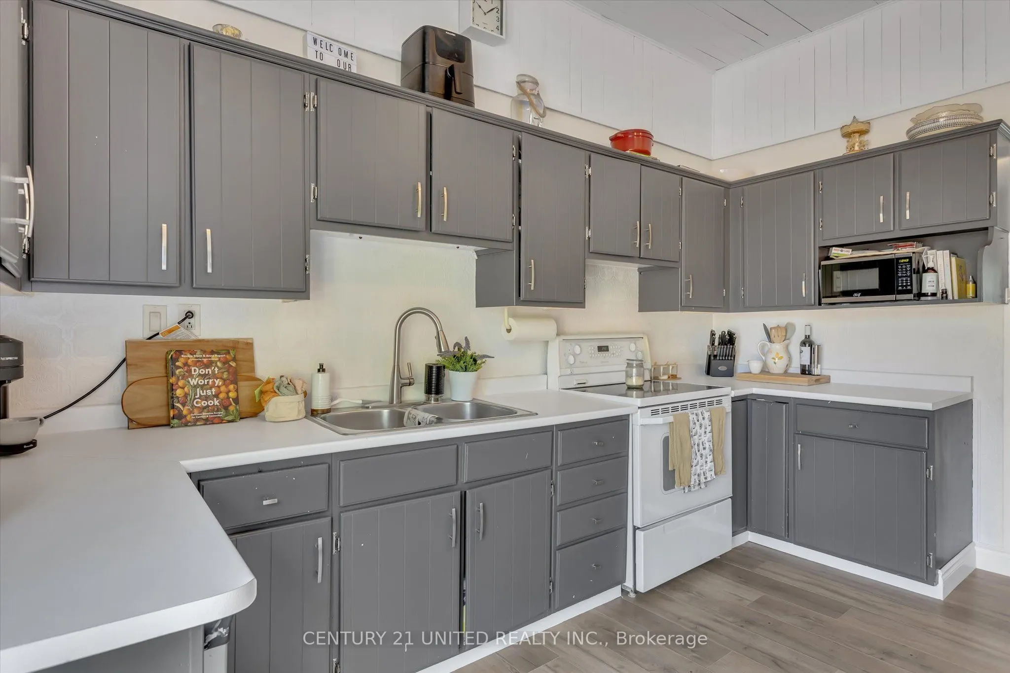 86 Division Street E